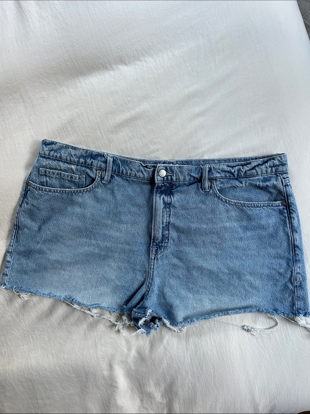Good American Distressed Jean Short. Size 18. 2” inseam. 22” waist. No stretch.